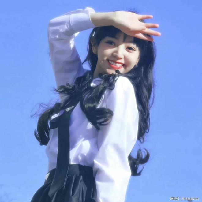 网友曝田曦薇无牌照车辆长时间占用应急车道(图1)