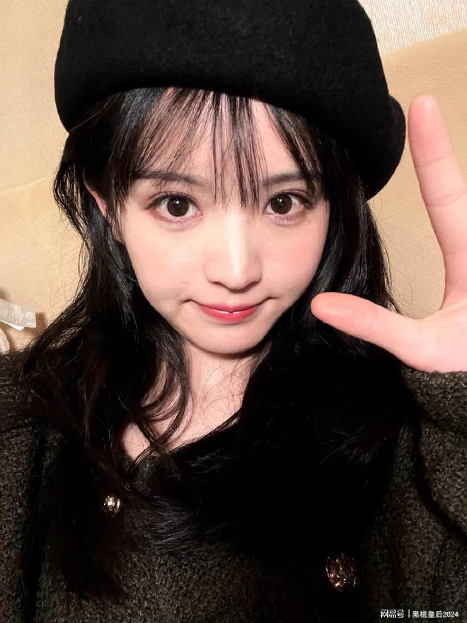 网友曝田曦薇无牌照车辆长时间占用应急车道(图3)