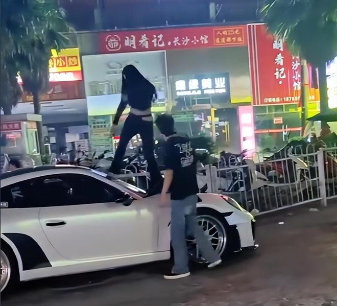 贵阳女子曝抓小三当街怒砸保时捷副驾女人很漂亮女子破防了(图5)