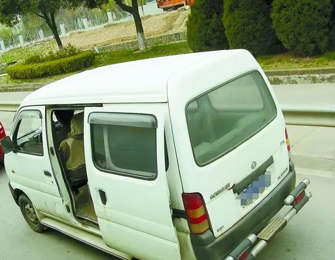 1棵都不行!2024年云南青年租车上山采“倒钩刺”被当场堵获(图2)